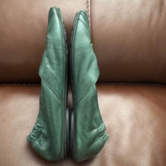 Coccoli Green Flats with Elegant Ruched Detail - Picture 5 of 6